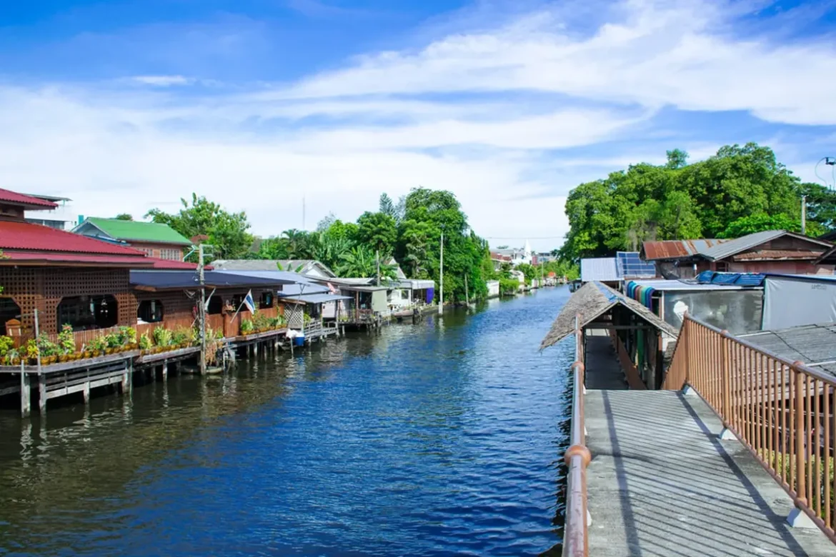 khlong bang luang floating market