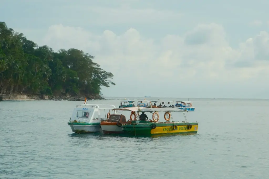 Kauai Trip Planning Tips: Must-See Trails & Beaches kauai trip planning tips boat tour ocean